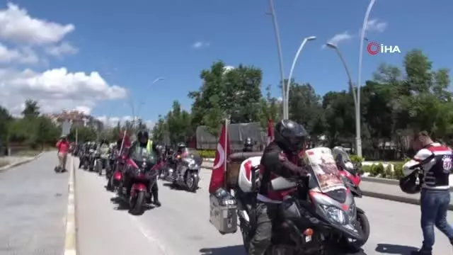 Kurtuluş Savaşı'nda cephanenin taşındığı İstiklal Yolu'nu motorla geçiyorlar