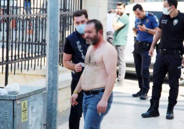 Mahalle pompalı seslerine ayaklandı! Trans birey tartıştığı arkadaşını kulağından vurup, kendisini eve kilitledi Mahalle pompalı seslerine ayaklandı! Trans birey tartıştığı arkadaşını kulağından vurup, kendisini eve kilitledi