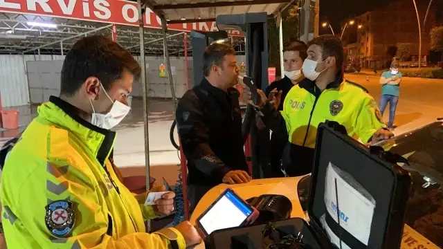 Son dakika haberi... Polis ekipleri alkollü sürücüye dakikalarca dil döktü Son dakika haberi... Polis ekipleri alkollü sürücüye dakikalarca dil döktü
