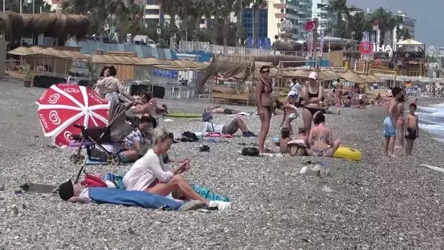 Sahillerde kısıtlamadan muaf turist yoğunluğu Sahillerde kısıtlamadan muaf turist yoğunluğu