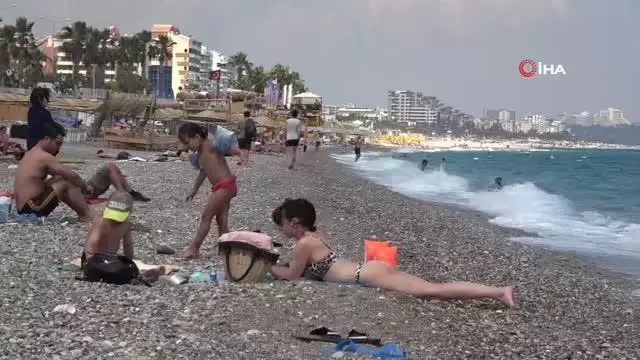 Sahillerde kısıtlamadan muaf turist yoğunluğu Sahillerde kısıtlamadan muaf turist yoğunluğu