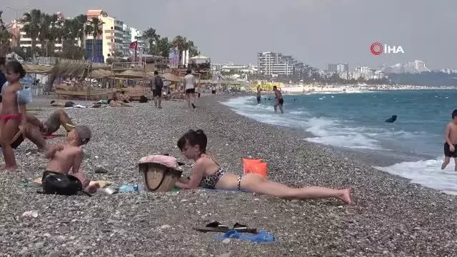 Sahillerde kısıtlamadan muaf turist yoğunluğu Sahillerde kısıtlamadan muaf turist yoğunluğu