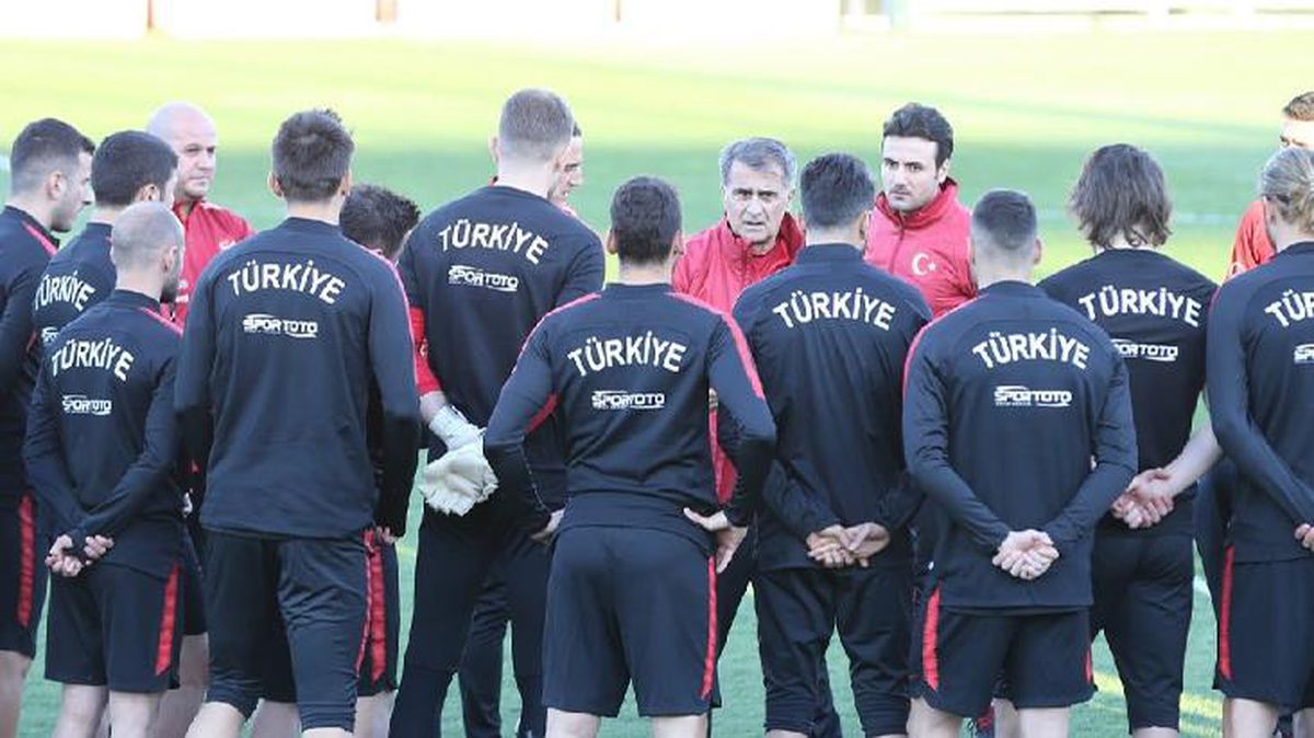 Şenol Güneş futbolculara esti gürledi: Kaldırın artık şu başınızı
