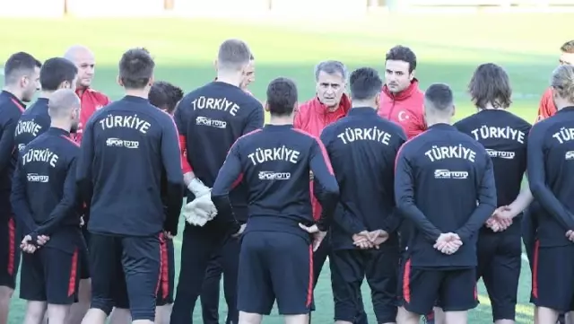 Şenol Güneş futbolculara esti gürledi: Kaldırın artık şu başınızı Şenol Güneş futbolculara esti gürledi: Kaldırın artık şu başınızı