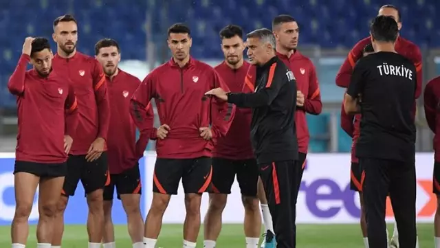 Şenol Güneş, Galler maçında 4 futbolcuyu yedek kulübesine çekecek Şenol Güneş, Galler maçında 4 futbolcuyu yedek kulübesine çekecek