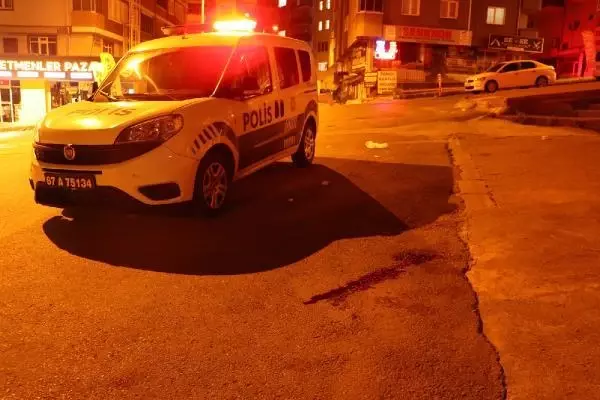 SOKAK ORTASINDA BIÇAKLANMA ANI GÜVENLİK KAMERASINDA