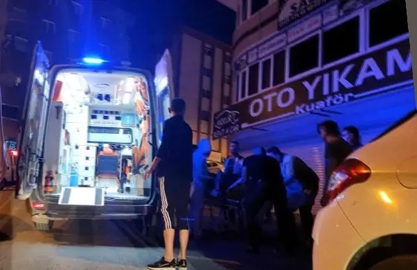 SOKAK ORTASINDA BIÇAKLANMA ANI GÜVENLİK KAMERASINDA