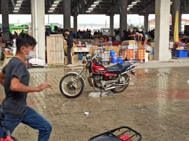 Şuhut'ta sağanak yağış etkili oldu Şuhut'ta sağanak yağış etkili oldu