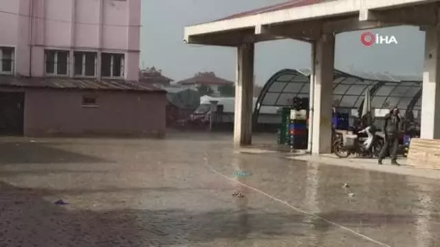 Şuhut'ta sağanak yağış etkili oldu Şuhut'ta sağanak yağış etkili oldu