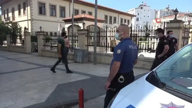 Tartıştığı adamı kulağından vuran transseksüel şahıs kendini eve kilitledi Tartıştığı adamı kulağından vuran transseksüel şahıs kendini eve kilitledi