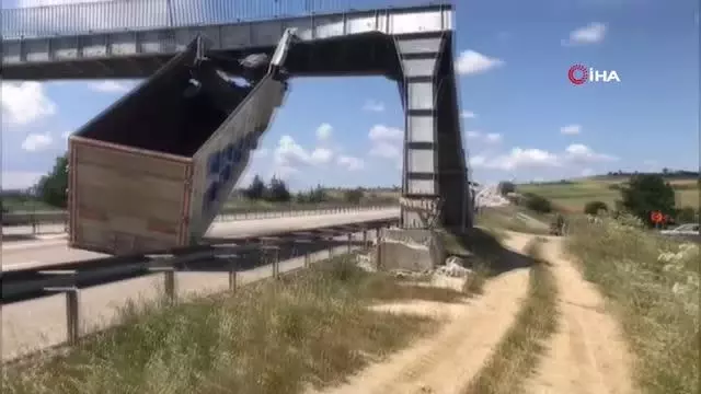 Tırın açık kalan dorsesi üst geçitte asılı kaldı