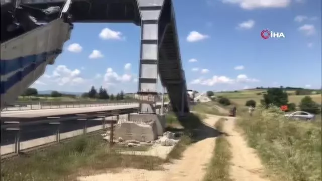 Tırın açık kalan dorsesi üst geçitte asılı kaldı
