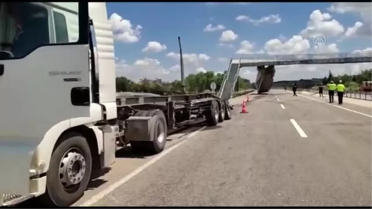Tırın seyir halindeyken açılan dorsesi üst geçide çarparak asılı kaldı
