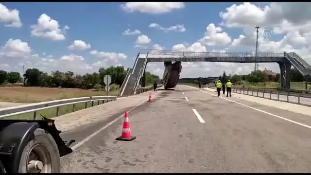 Tırın seyir halindeyken açılan dorsesi üst geçide çarparak asılı kaldı