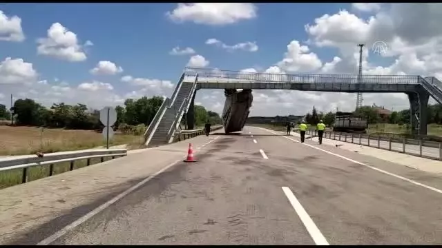 Tırın seyir halindeyken açılan dorsesi üst geçide çarparak asılı kaldı