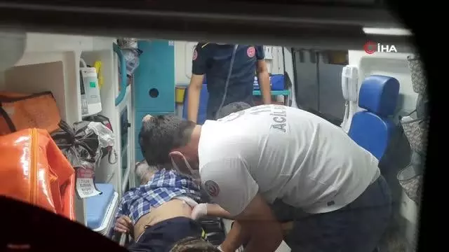 Üvey oğlu tarafından sırtından ve bacağından bıçaklandı Üvey oğlu tarafından sırtından ve bacağından bıçaklandı