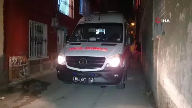 Üvey oğlu tarafından sırtından ve bacağından bıçaklandı Üvey oğlu tarafından sırtından ve bacağından bıçaklandı
