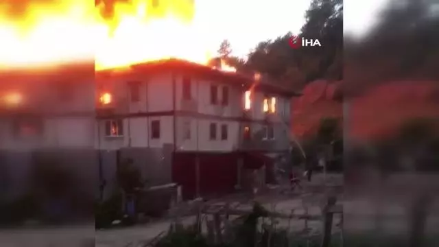 Yanmak üzere olan yaşlı kadını, komşuları güçlükle evden çıkardı