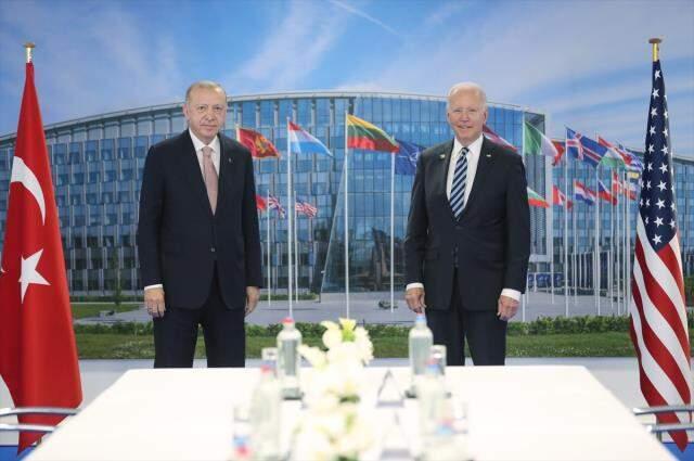 ABD'ye mesaj gibi hamle! Erdoğan-Biden görüşmesinde gözler masadaki kitaba kilitlendi ABD'ye mesaj gibi hamle! Erdoğan-Biden görüşmesinde gözler masadaki kitaba kilitlendi