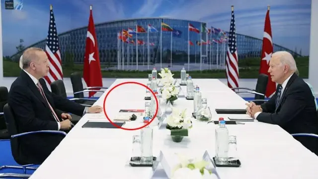 ABD'ye mesaj gibi hamle! Erdoğan-Biden görüşmesinde gözler masadaki kitaba kilitlendi ABD'ye mesaj gibi hamle! Erdoğan-Biden görüşmesinde gözler masadaki kitaba kilitlendi