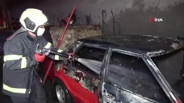 Adana'da park halindeki otomobil kundaklandı Adana'da park halindeki otomobil kundaklandı