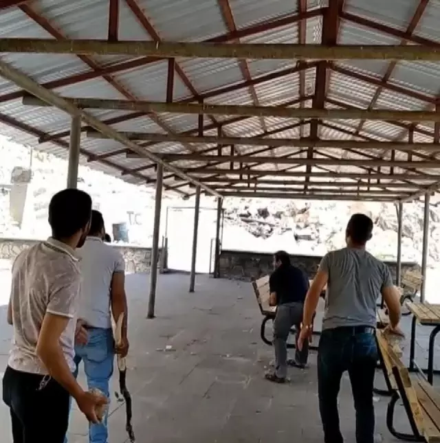 Tek şehir iki farklı görüntü: Bir tarafta yılanla sohbet ettiler, diğer tarafta taşladılar Tek şehir iki farklı görüntü: Bir tarafta yılanla sohbet ettiler, diğer tarafta taşladılar