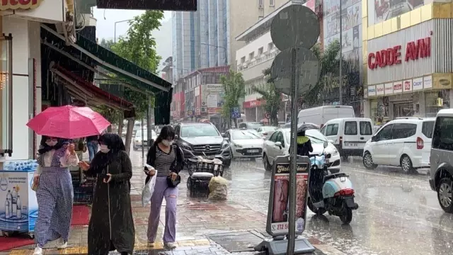 Afyonkarahisar'da sağanak yağış etkili oldu Afyonkarahisar'da sağanak yağış etkili oldu