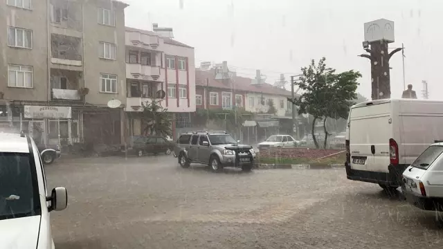 Afyonkarahisar'da sağanak yağış etkili oldu Afyonkarahisar'da sağanak yağış etkili oldu