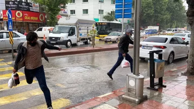 Afyonkarahisar'da sağanak yağış etkili oldu Afyonkarahisar'da sağanak yağış etkili oldu