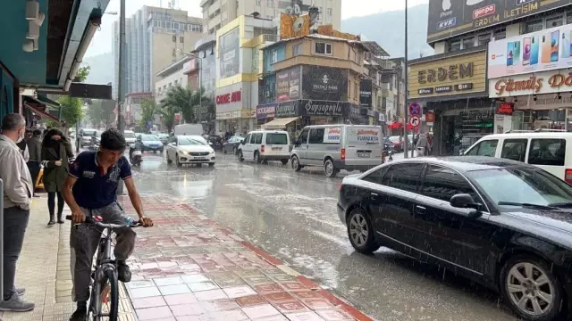 Afyonkarahisar'da sağanak yağış etkili oldu Afyonkarahisar'da sağanak yağış etkili oldu