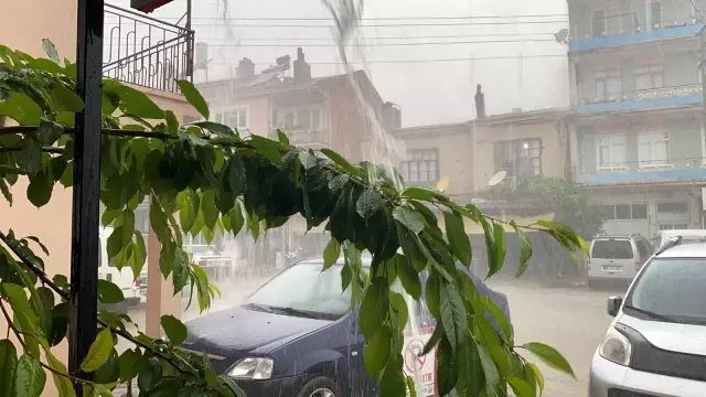 Afyonkarahisar'da sağanak yağış etkili oldu Afyonkarahisar'da sağanak yağış etkili oldu