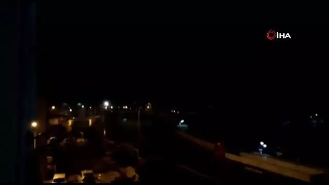 Afyonkarahisar'da şimşekler geceyi gündüze çevirdi Afyonkarahisar'da şimşekler geceyi gündüze çevirdi