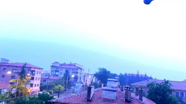Afyonkarahisar'da şimşekler geceyi gündüze çevirdi Afyonkarahisar'da şimşekler geceyi gündüze çevirdi