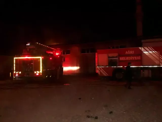 Ağrı'da çıkan yangın söndürüldü Ağrı'da çıkan yangın söndürüldü