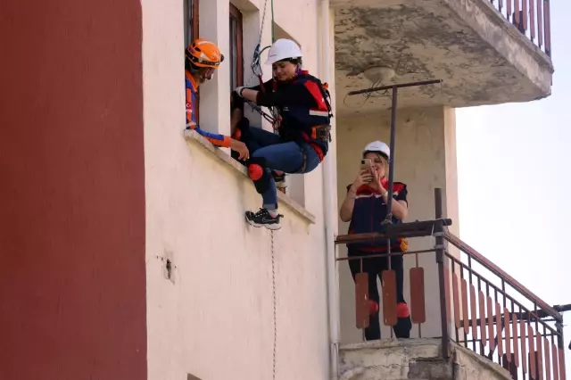 Ağrı'da gönüllü öğretmenler arama ve kurtarma tatbikatı yaptı Ağrı'da gönüllü öğretmenler arama ve kurtarma tatbikatı yaptı