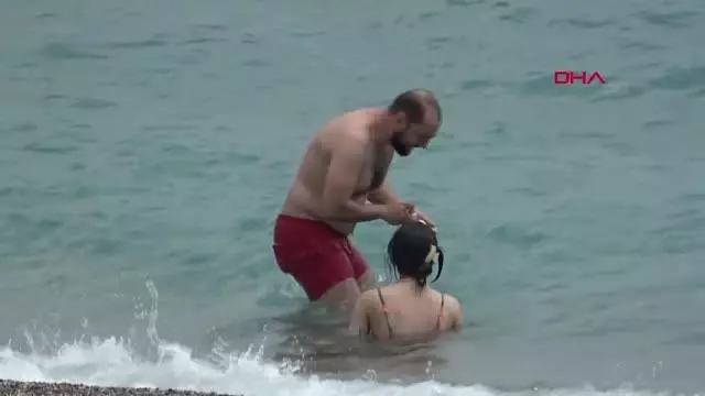 Antalya'da aniden bastıran yağmur, sahildekilere zor anlar yaşattı Antalya'da aniden bastıran yağmur, sahildekilere zor anlar yaşattı