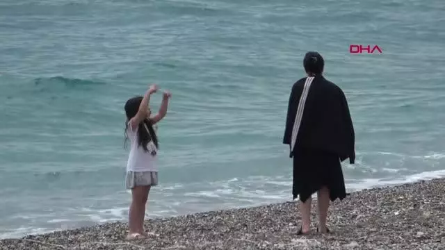 Antalya'da aniden bastıran yağmur, sahildekilere zor anlar yaşattı Antalya'da aniden bastıran yağmur, sahildekilere zor anlar yaşattı