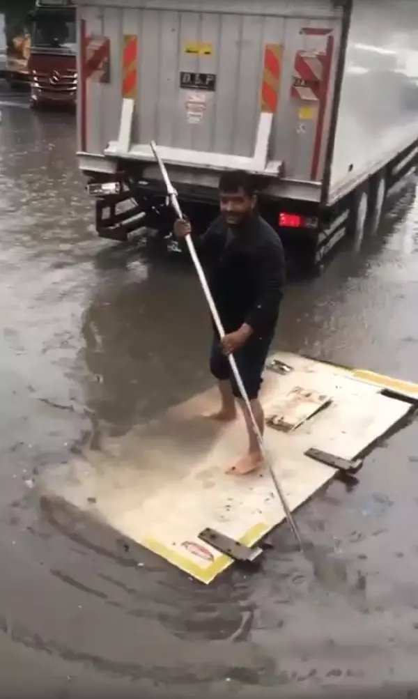 Ankara'yı sel aldı! Kapıdan sandal yapan vatandaşın görüntüleri dikkat çekti Ankara'yı sel aldı! Kapıdan sandal yapan vatandaşın görüntüleri dikkat çekti