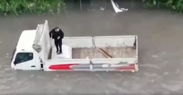 Ankara'yı sel aldı! Vatandaşlar son çareyi kapıdan sandal yapmakta buldu Ankara'yı sel aldı! Vatandaşlar son çareyi kapıdan sandal yapmakta buldu