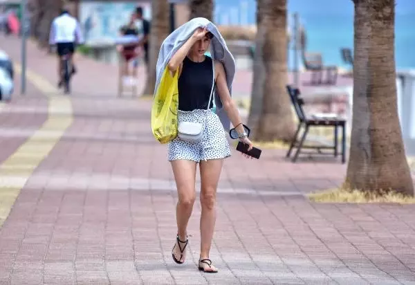 Antalya'da aniden bastıran yağmur, sahildekilere zor anlar yaşattı Antalya'da aniden bastıran yağmur, sahildekilere zor anlar yaşattı