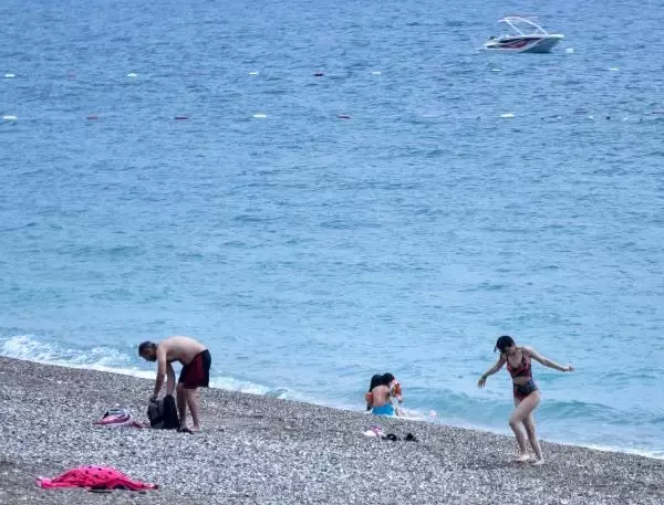 Antalya'da aniden bastıran yağmur, sahildekilere zor anlar yaşattı Antalya'da aniden bastıran yağmur, sahildekilere zor anlar yaşattı
