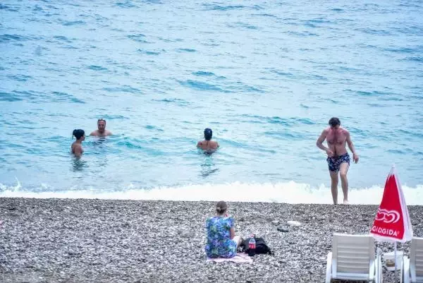 Antalya'da aniden bastıran yağmur, sahildekilere zor anlar yaşattı Antalya'da aniden bastıran yağmur, sahildekilere zor anlar yaşattı