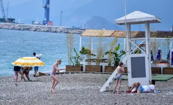 Antalya'da aniden bastıran yağmur, sahildekilere zor anlar yaşattı Antalya'da aniden bastıran yağmur, sahildekilere zor anlar yaşattı