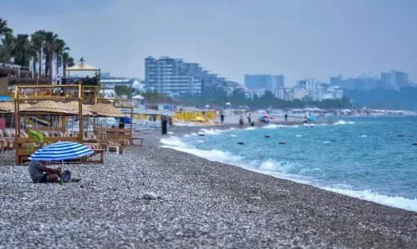 Antalya'da aniden bastıran yağmur, sahildekilere zor anlar yaşattı Antalya'da aniden bastıran yağmur, sahildekilere zor anlar yaşattı