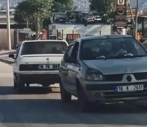 Arızalanan otomobili halatla ters çekti Arızalanan otomobili halatla ters çekti
