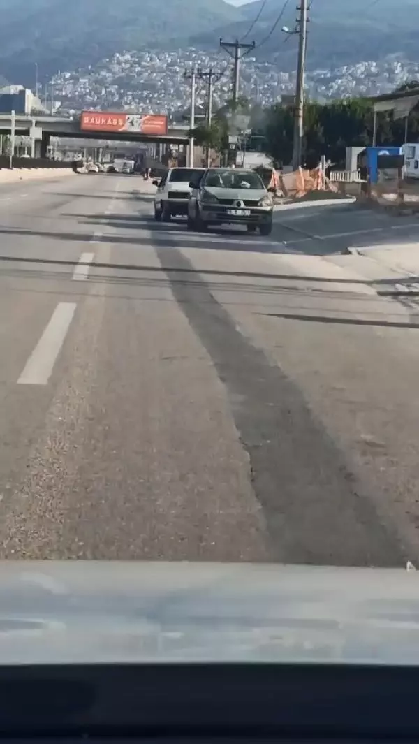 Arızalanan otomobili halatla ters çekti