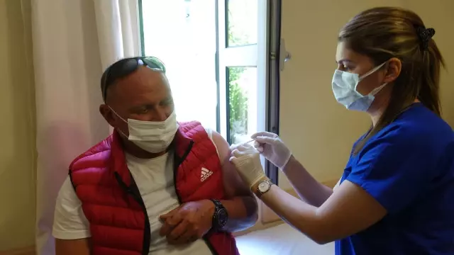 40 yaş ve üstü vatandaşlar aşılanmaya başlandı 40 yaş ve üstü vatandaşlar aşılanmaya başlandı