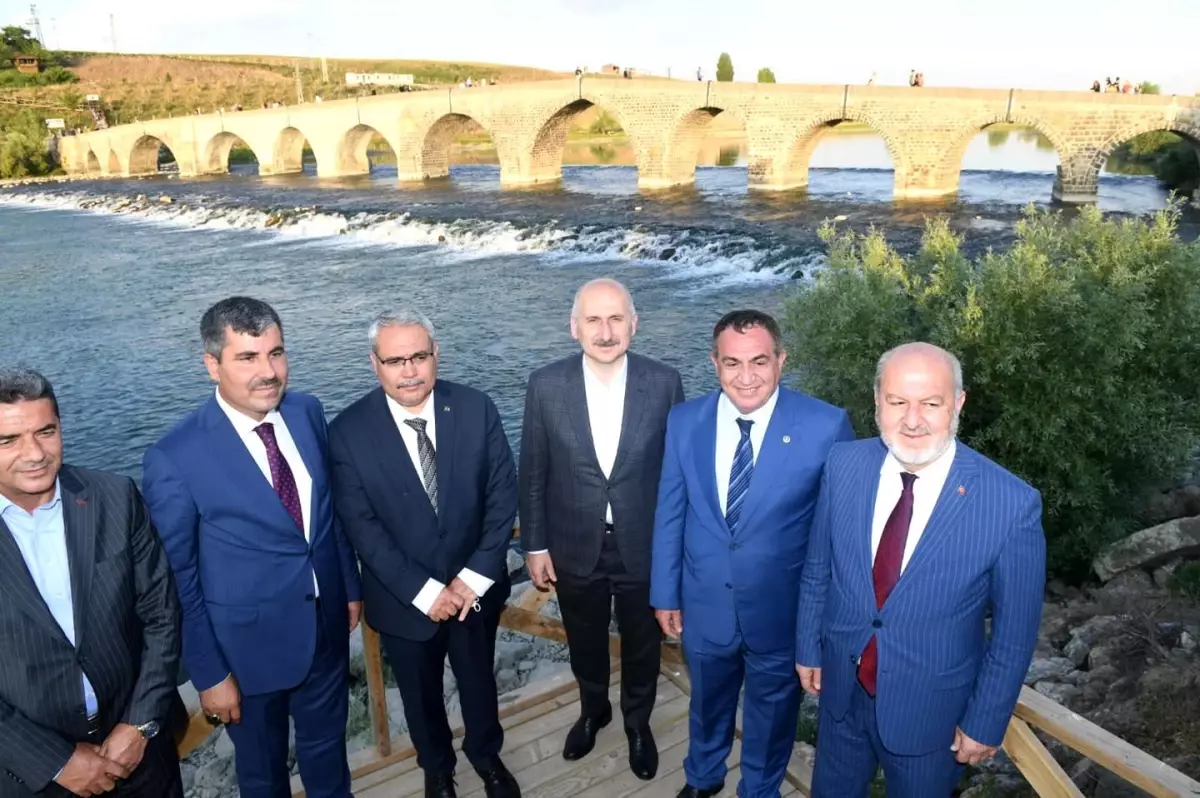Başkan Asya, Bakan Karaismailoğlu ve Beraberindeki Heyetle Tarihi Murat Köprüsü Sultan Alparslan Parkını Gezdi
