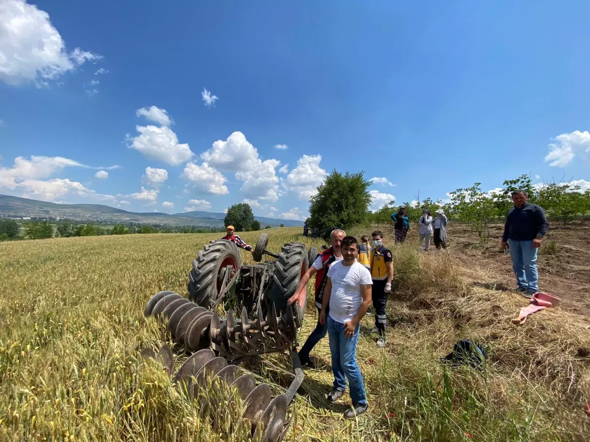Bilecik'te tarlasını sürerken devrilen traktörün altında kalan sürücü öldü