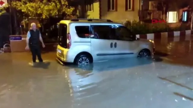 Bursa'da sağanak etkili oldu, bazı cadde ve sokakları su bastı Bursa'da sağanak etkili oldu, bazı cadde ve sokakları su bastı